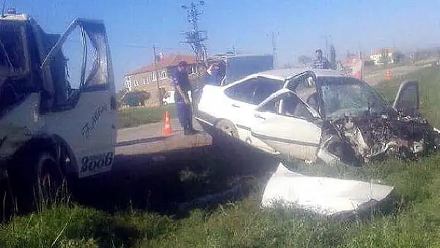 Kamyonet ile otomobil çarpıştı: 1'i ağır, 6 yaralı