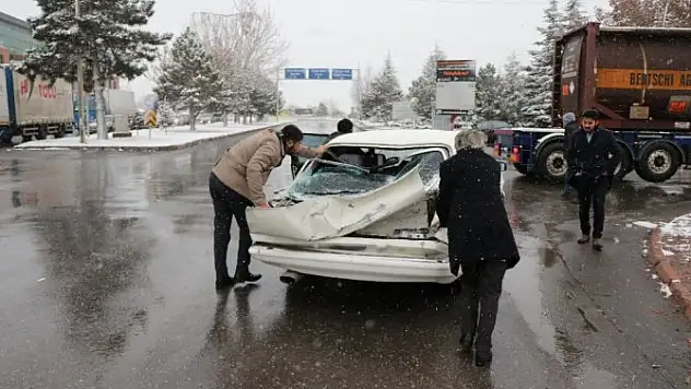 Kamyonet, otomobilin üstüne devrildi
