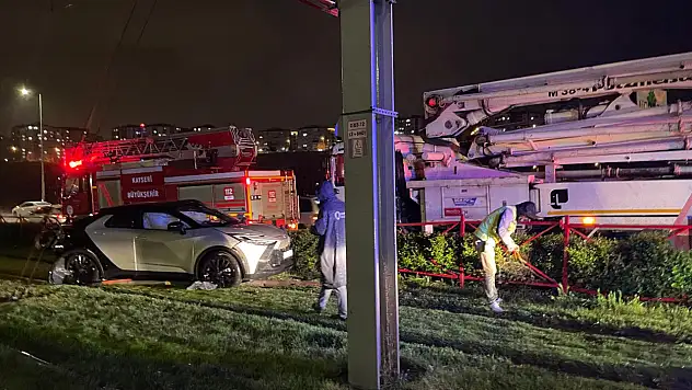Kamyonla çarpışan otomobil tramvay hattına girdi: 1 yaralı