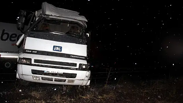 Kamyonlar kafa kafaya çarpıştı: 1 ölü, 1 yaralı