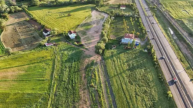 Kanaldan akan su sele dönüştü, tarlalar ve evler su altında kaldı