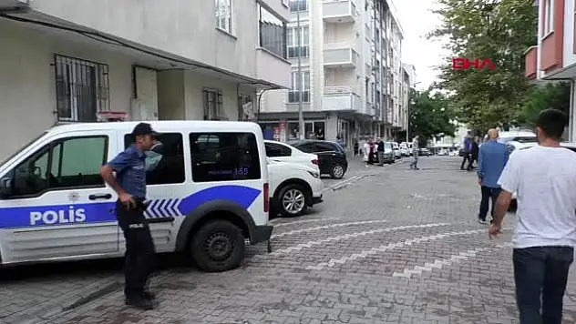 KANLI ELLERİYLE DUVARA VURARAK YARDIM İSTEDİ