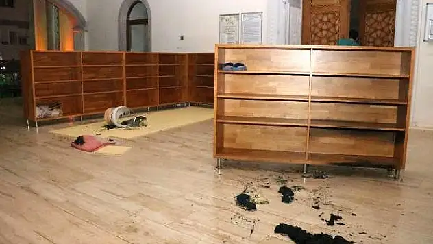 Kapalı Olmasına Sinirlendiği Camiyi Yakmaya Çalıştı