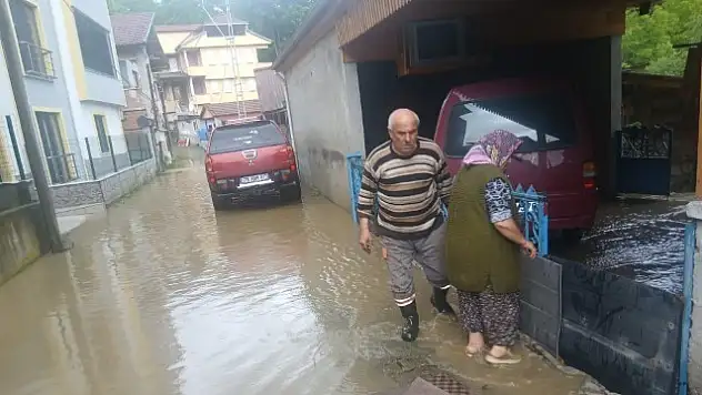Karabük'te debisi artan dere taştı, köy halkı tedirgin oldu