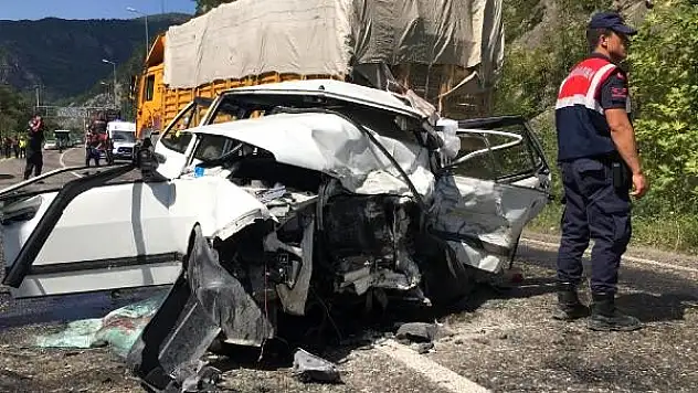 KARABÜK'TE FECİ KAZA 2 ÖLÜ 7 YARALI