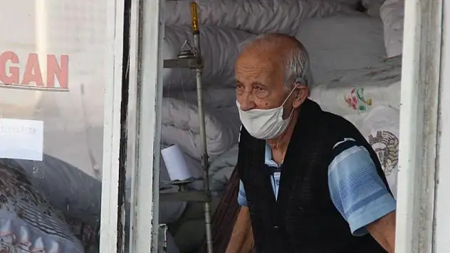 KARANTİNADA OLMASI GEREKEN YAŞLI ADAM YORGAN DİKERKEN YAKALANDI