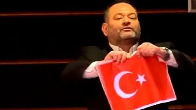 KARDEŞ ÜLKEDEN YUNAN VEKİLE SERT UYARI: 'O PARMAKLARI KIRARIZ!'