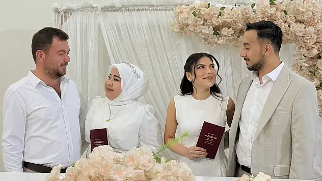 Kardeşlerin çifte mutluluğu: Aynı gün evlenip, birbirlerine şahit oldular