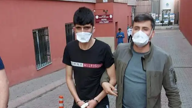 KARDEŞLERİNİ UYURKEN BIÇAKLADI!