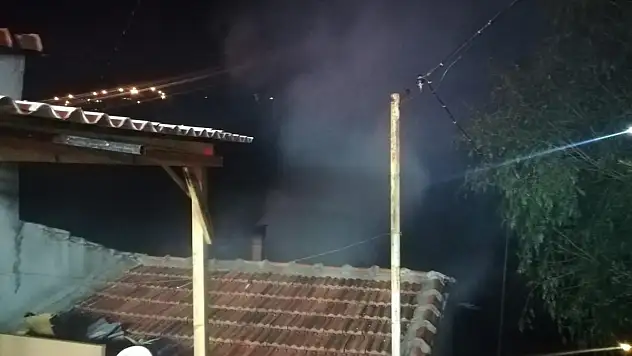 KARISI VE KIZI İÇERİDEYKEN EVİ ATEŞE VERDİ