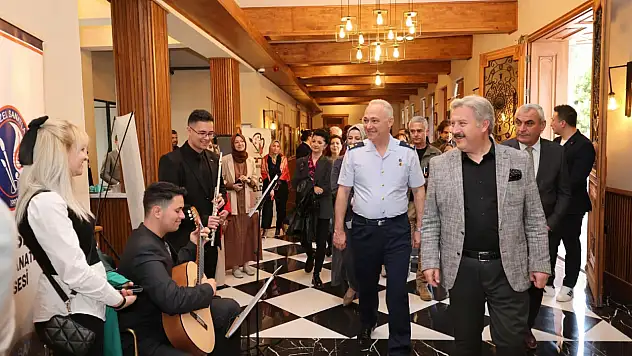 Karma resim sergisi sanatseverlerle buluştu