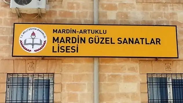 KARNE ALMAYA GİDEN KIZ ÖĞRENCİLERİN BIÇAKLI KAVGASINDA 2 KİŞİ YARALANDI