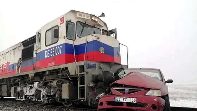 KARS'TA YÜK TRENİ VE OTOMOBİL ÇARPIŞTI: 3 KİŞİ YAŞAMINI YİTİRDİ