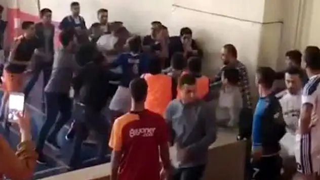 KAVGA EDEN ÖĞRETMENLERİ ÖĞRENCİLER AYIRDI