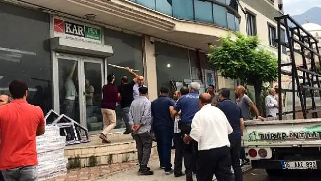 20 KİŞİNİN BİRBİRİNE GİRDİĞİ KAVGADA POLİS YARALANDI