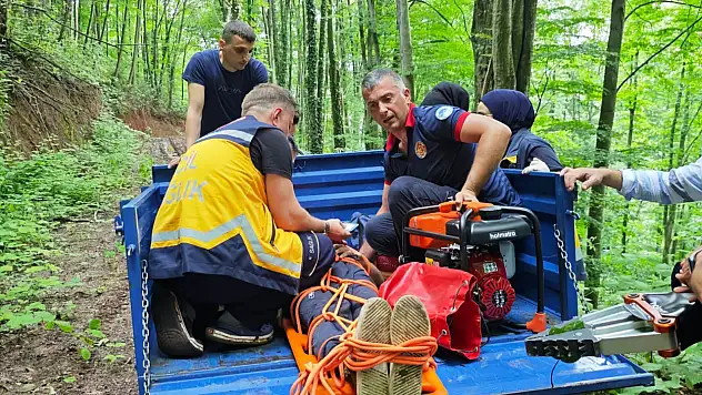 Kayalıklara sıkışan motosikletliye patpatlı kurtarma operasyonu