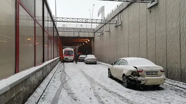 KAYGANLAŞAN YOLDA ZİNCİRLEME KAZA: 2 YARALI