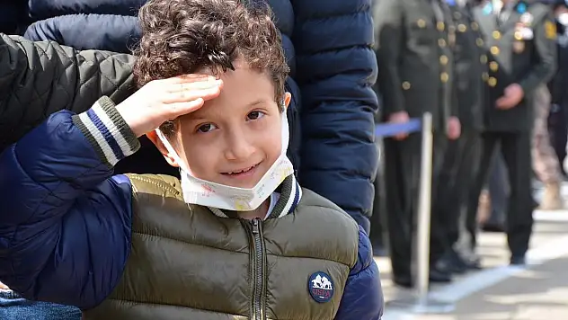 KAYRA ŞEHİT BABASINI ASKER SELAMI İLE UĞURLADI