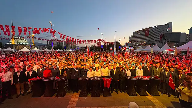 Kayseri 15 Temmuz'un yıl dönümünde kırmızı beyaza büründü