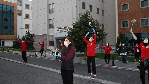 KAYSERİ BÜYÜKŞEHİR BELEDİYESİ'NDEN LÖSEMİLİLERE HEM MORAL HEM SÜRPRİZ DOĞUM GÜNÜ