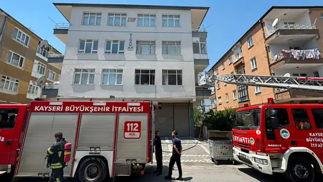 Kayseri'de 3 katlı binada çıkan yangın söndürüldü