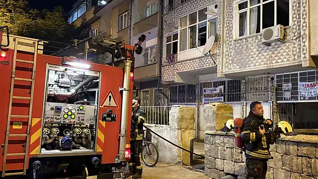 Kayseri'de 4 katlı binada yangın: Anne ve iki çocuğu dumandan etkilendi
