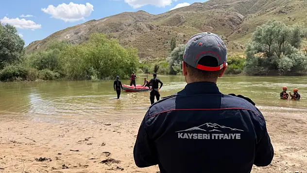 Kayseri'de çocuğunu kurtarmak için suya giren babayı arama çalışmaları sürüyor