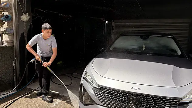 Kayseri'de gökten çamur yağdı, vatandaşlar soluğu oto yıkamacılarda aldı