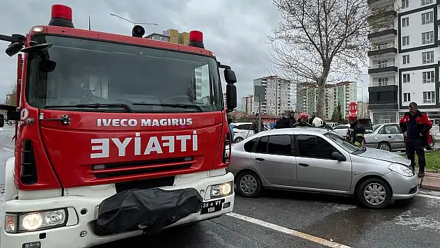 Kayseri'de iki otomobil çarpıştı: 3 kişi yaralı