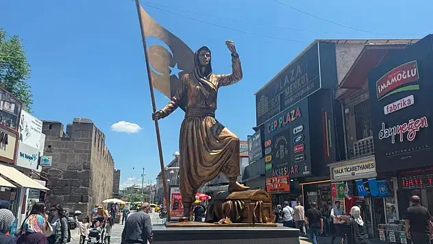 Kayseri'de Kadınlar Çarşısı Heykeli yenilendi