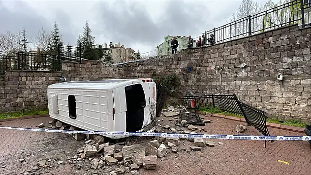 Kayseri'de minibüs 6 metre yükseklikten devrildi: 1 kişi yaralı