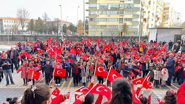 Kayseri'de okullarda ikinci dönem heyecanı: Okullar Türk bayrakları ile donatıldı