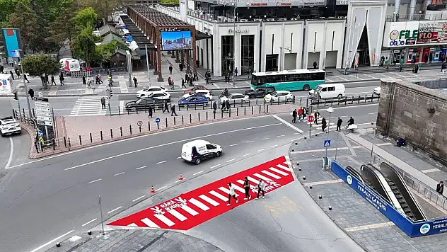 Kayseri'de 'önce yaya' konulu bir halı dikkat çekti
