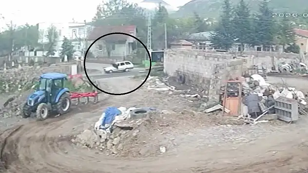 Kayseri'de otobüsten indi, otomobil çarptı: O anlar kamerada