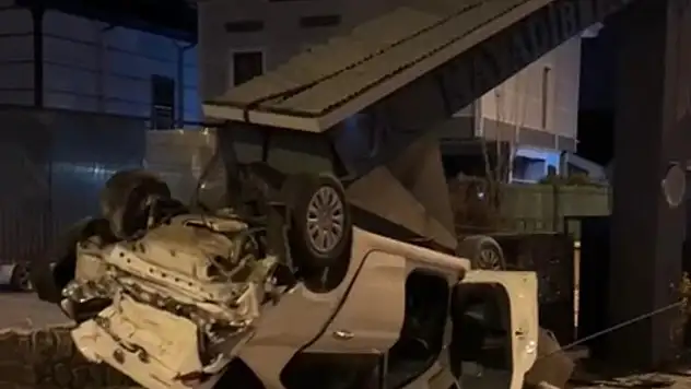 Kayseri'de otomobil beton bloğa çarptı: 1 kişi yaralı