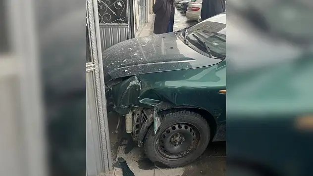 Kayseri'de otomobil iş merkezine girdi
