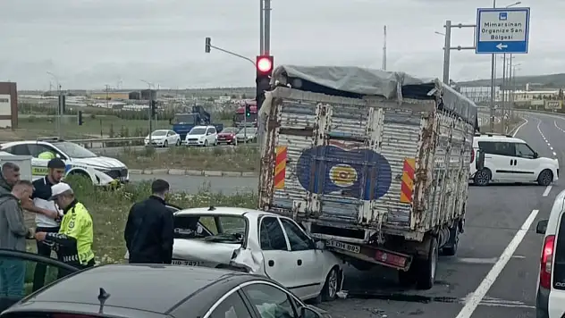 Kayseri'de otomobil kamyonun altına girdi: 3 yaralı