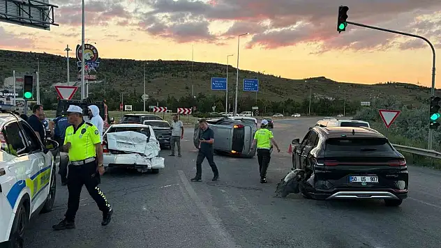 Kayseri'de otomobil trafik ışıklarında bekleyen 4 araca çarptı: 4 yaralı
