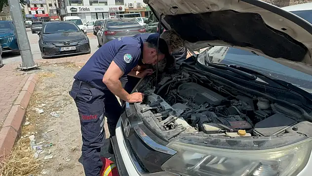 Kayseri'de otomobilin motoruna sıkışan kedi itfaiye ekiplerince kurtarıldı