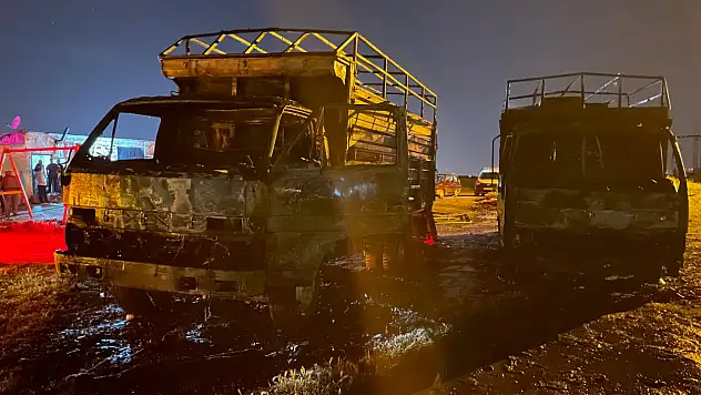 Kayseri'de park halindeki 2 kamyon yandı