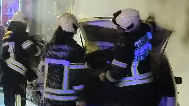 Kayseri'de park halindeki otomobil alev aldı