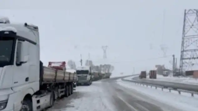 Kayseri'de Pınarbaşı ve bağlantı yolları çekici ile TIR trafiğine kapatıldı