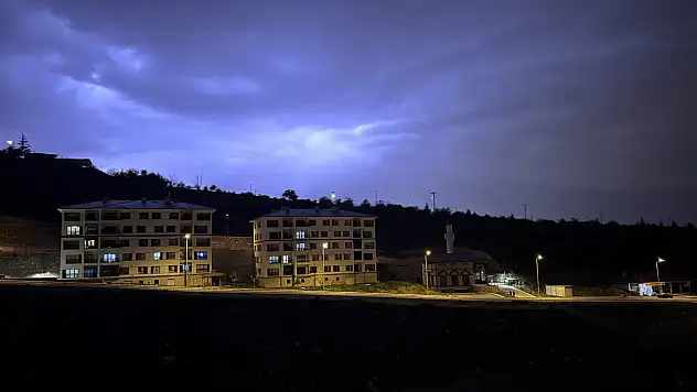 Kayseri'de şimşekler geceyi aydınlattı