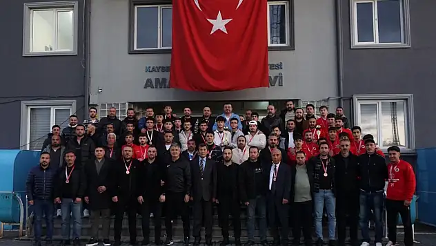 Kayseri'de Süper Amatör'e yükselen takımlar kupalarını aldı