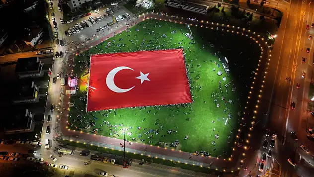 Kayseri'de tarihi an: Dünyanın en büyük Türk bayrağı açıldı