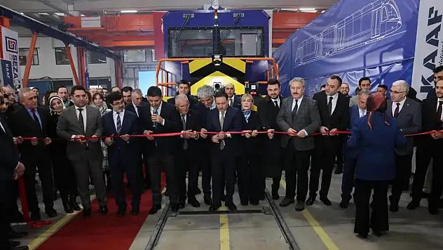 Kayseri'de Türkiye'nin 'İlk Yerli Bataryalı' manevra lokomotifi tanıtıldı