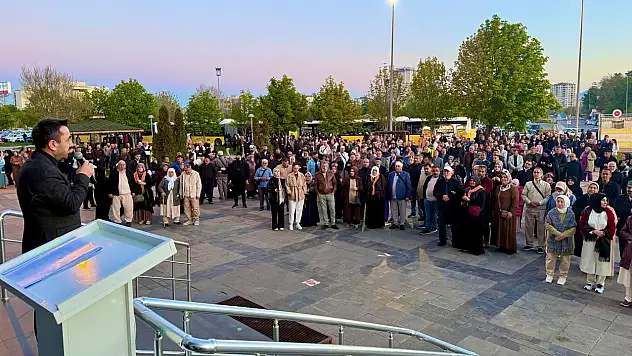 Kayseri'den ilk hac kafilesi dualarla uğurlandı