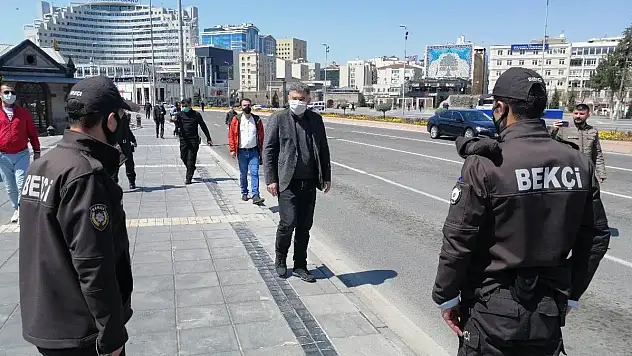 KAYSERİ İL EMNİYET MÜDÜRÜ KARABÖRK, UYGULAMA YAPAN POLİSLERİ ZİYARET ETTİ