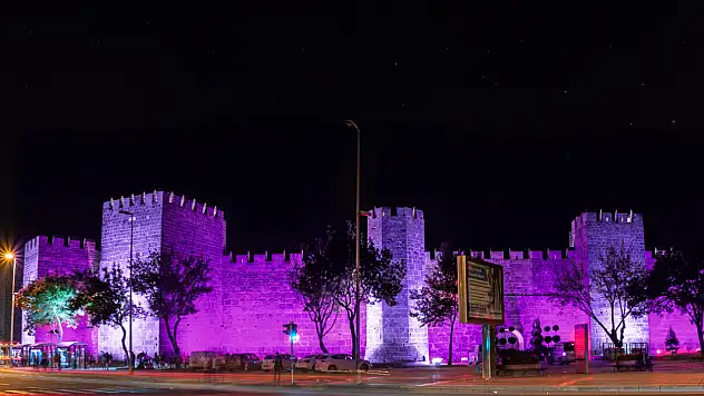 Kayseri Kalesi, kanserle mücadele için mor renge büründü