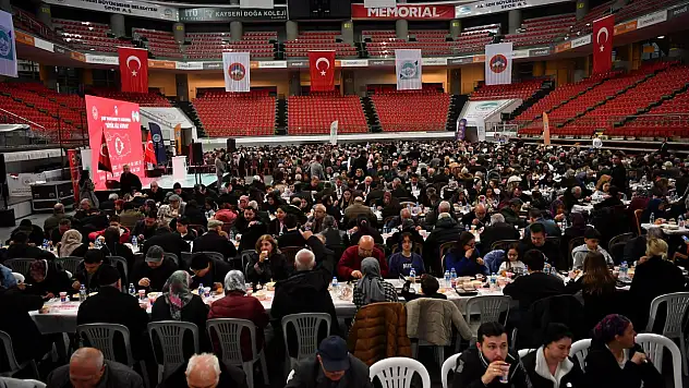 Kayseri protokolü Ramazan'ın ilk iftarını şehit aileleri ve gazilerle açtı